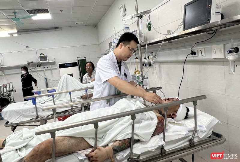 TS Hoàng Minh Đức khám cho nạn nhân bị TNGT ở Bắc Ninh VT_Duc.JPG