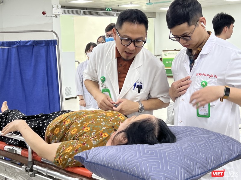TS Nguyễn Xuân Hoà khám cho bệnh nhân bị TNGT VT_ Hoàd.JPG