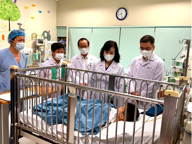 Bộ trưởng Bộ Y tế thăm cháu bé bị tai nạn đưa từ BVĐK tỉnh Nam Định lên BV Nhi Trung ương Picture1.png