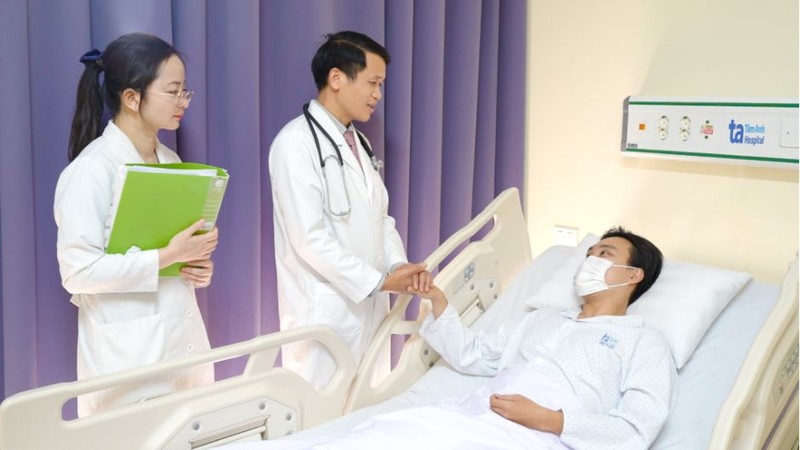 TS.BS Vũ Hữu Khiêm thăm hỏi một bệnh nhân ung thư 2.png