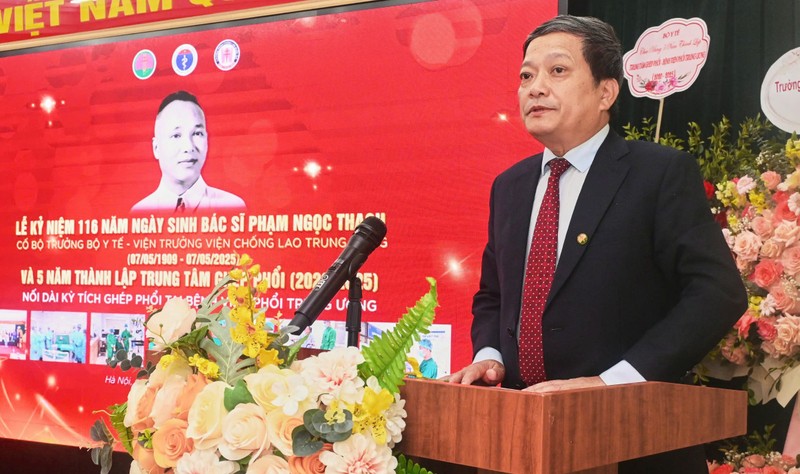Giám đốc BV Phổi Trung ương ghi nhận những cống hiến của BS Phạm Ngọc Thạch với sự nghiệp phòng chống lao và bệnh phổi z6576876135369_198c3a52797fdcf07d5d28cf26eccc10.jpg