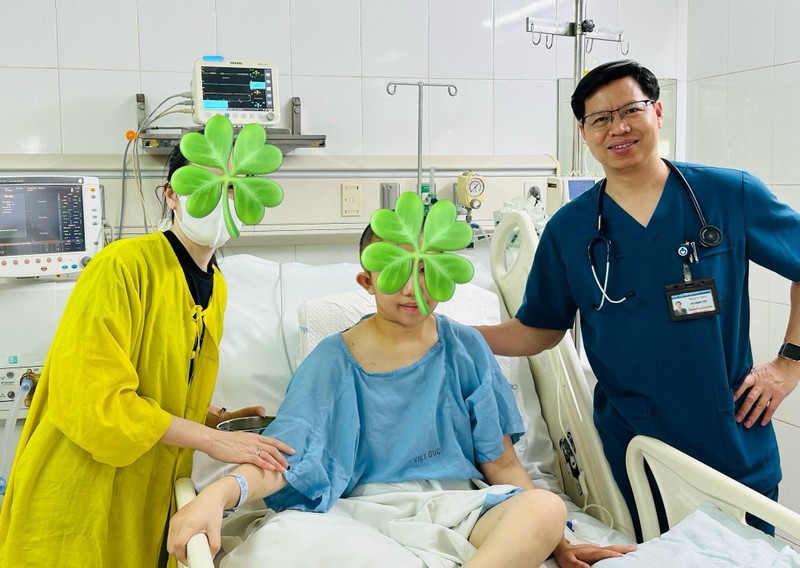 PGS.TS Lưu Quang Thuỳ (phải) và cháu bé đã hồi phục kỳ diệu sau 20 ngày bị lan can rơi vào người 1.jpg
