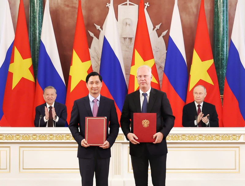 Ông Kirill Dmitriev, Đại diện đặc biệt của Tổng thống Nga về kinh tế và đầu tư nước ngoài, Tổng Giám đốc RDIF trao đổi văn kiện hợp tác với ông Ngô Chí Dũng, Chủ tịch kiêm Tổng Giám đốc VNVC trước sự chứng kiến của Tổng thống Nga Putin và Tổng Bí thư Tô Lâm. Ảnh: Hoàng Thống Nhất z6590024006061_11128f43d29b9542d346d8463734fabc.jpg