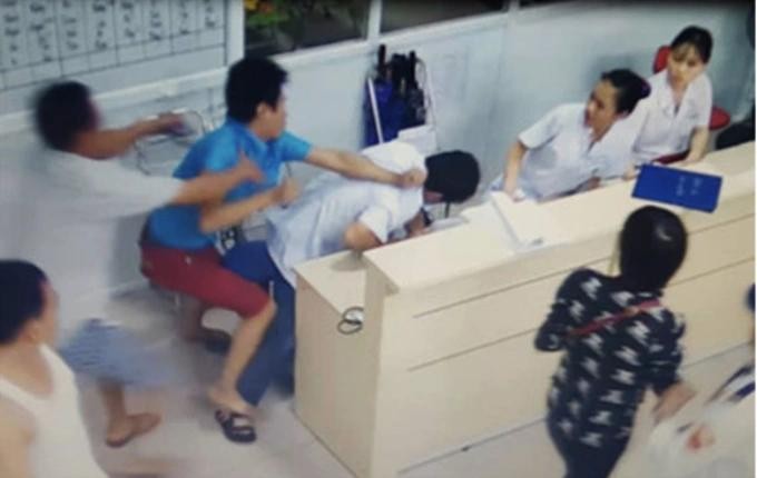 Một vụ hành hung bác sĩ hanh-hung-bs-1659086729824-1659694106293.jpg