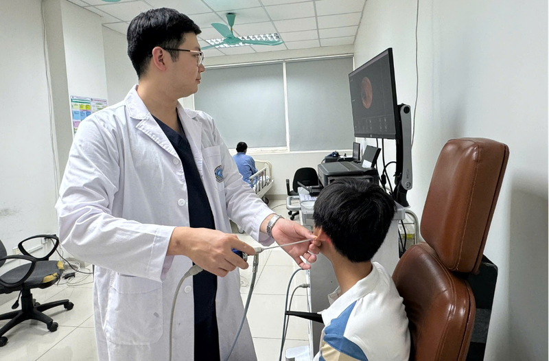 ThS.BS Đỗ Văn Tâm khám cho bệnh nhi sau khi lấy con đỉa khỏi người 3.png
