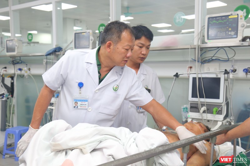 Đợt bão YAGI, Giám đốc BV Việt Đức Dương Đức Hùng còn trực tiếp cấp cứu các nạn nhân đưa từ vùng lũ về VT_ Hùng.JPG