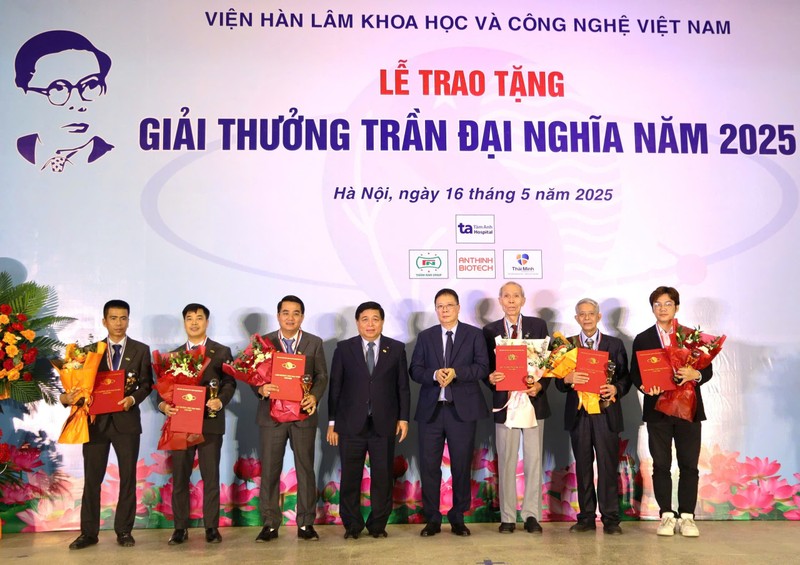 Phó Thủ tướng Nguyễn Chí Dũng và GS Châu Văn Minh trao Giải thưởng Trần Đại Nghĩa cho các nhà khoa học z6607184797328_84aea678cab73acb41c2e4a3d513a801.jpg