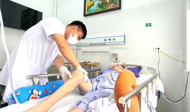 Bệnh nhân đã dần kiểm soát được nửa thân dưới z6620385898678_da8f90b4e4da966a3131f7fe5af48353.jpg