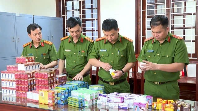 Lực lượng công an phát hiện nhiều loại thuốc giả. TPHCM 01.jpg
