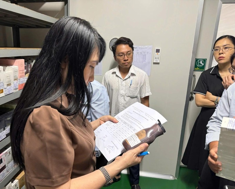 Kiểm tra Công ty TNHH EBC đã phát hiện nhiều vi phạm. Ảnh: Phú Việt Phú việt.jpg