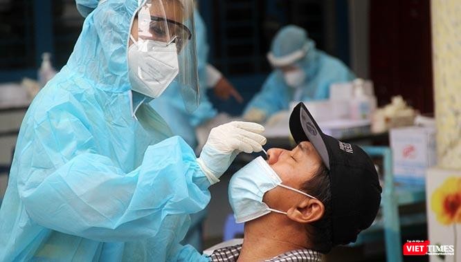 Lấy mẫu xét nghiệm COVID-19 vt-binhthanh8-8396-7825.jpeg