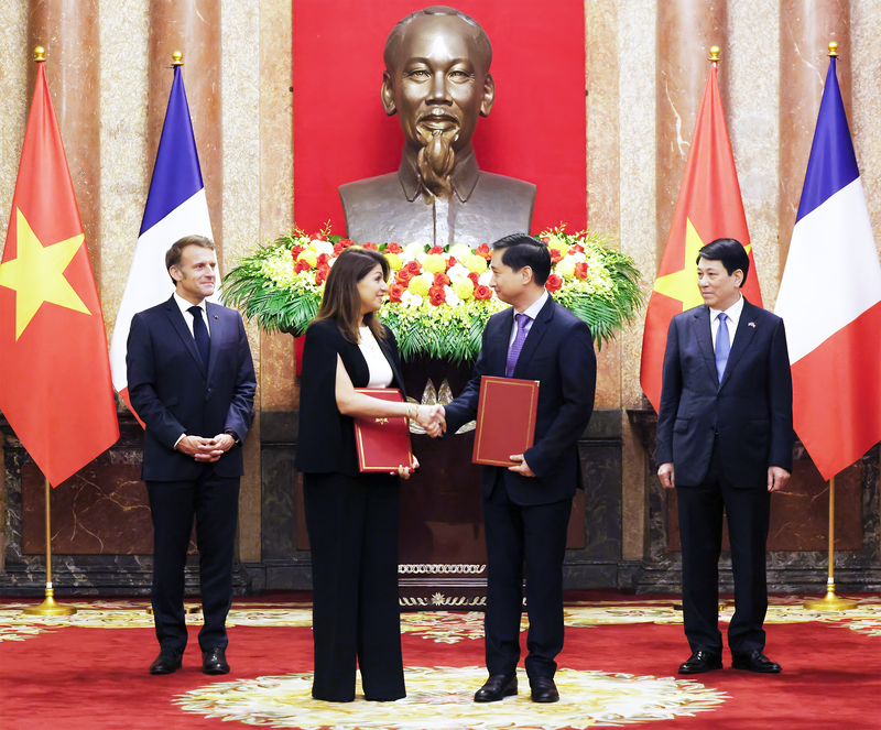 Chủ tịch nước Lương Cường và Tổng thống Pháp chứng kiến hợp tác công nghệ vắc xin giữa VNVC và Sanofi. Ảnh: Lâm Khánh 5 Văn kiện hợp tác VNVC - Sanofi - ảnh Lâm Khánh.png