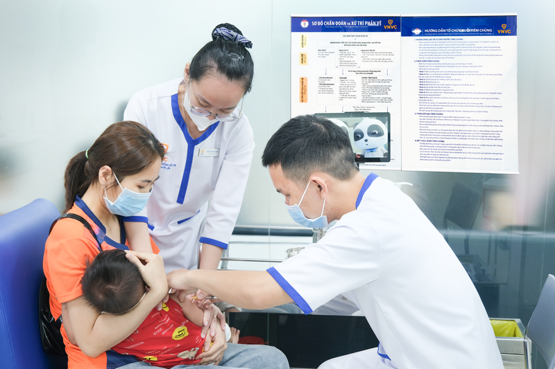 Việc hợp tác công nghệ vắc xin giữa VNVC và Sanofi mở ra cơ hội giảm giá thành và nâng khả năng tiếp cận vắc xin của người dân Bản sao 13 Tre-em-tiem-vac-xin-tai-VNVC.png
