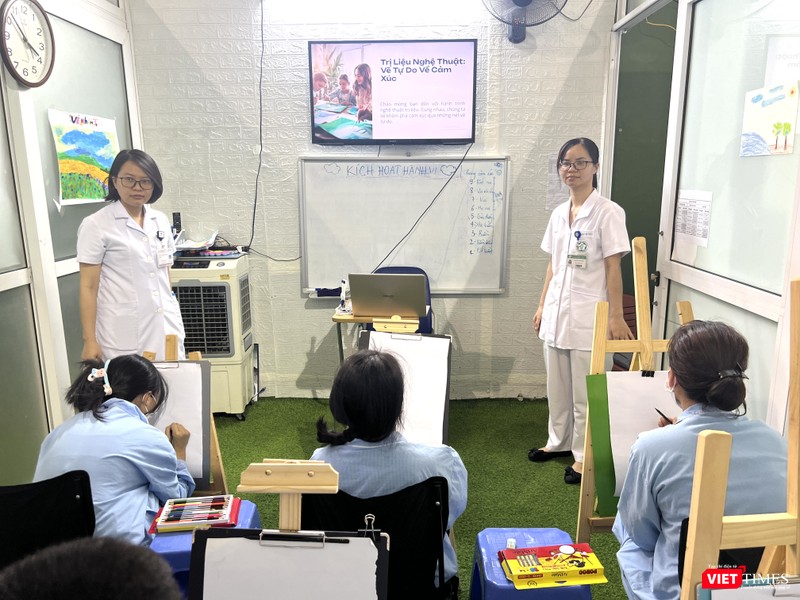 Một buổi trị liệu tâm lý bằng hội hoạ VT_Hoi hoa.JPG