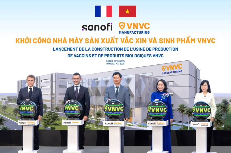 Tổng thống Pháp Macron cùng Phó Chủ tịch nước Võ Thị Ánh Xuân, Bộ trưởng Bộ Y tế Đào Hồng Lan, ông Burak Pekmezci và ông Ngô Chí Dũng bấm nút khởi công Nhà máy Nghi thưc.png