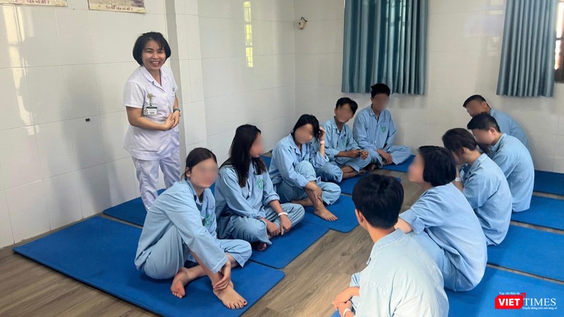 TS tâm lý Trịnh Thanh Hương (đứng) cùng các bệnh nhân trong giờ trị liệu bằng âm nhạc VT_am nhc.jpg