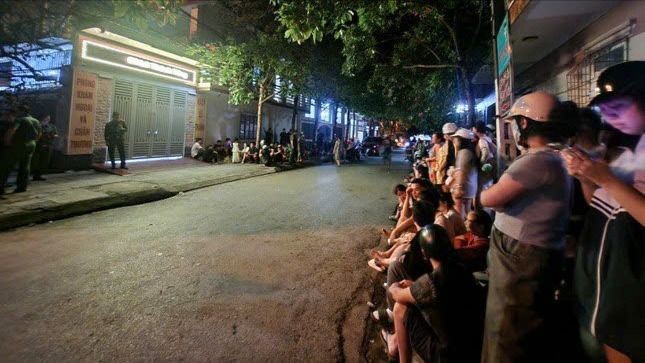 Người dân theo dõi tình hình trước phòng khám có nạn nhân tử vong 1.jpg