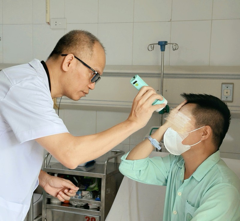 PGS.TS Nguyễn Hồng Hà kiểm tra tổn thương của bệnh nhân IMG_6280.jpeg