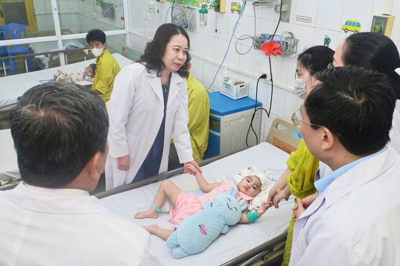 Phó Chủ tịch nước Võ Thị Ánh Xuân thăm các bệnh nhi, động viên các bác sĩ Tham BN.jpg