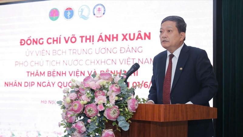 Giám đốc BVPTW báo cáo với Phó Chủ tịch nước về kết quả hoạt động của BV thời gian qua z6650421571622_5122672853eb99c061db7ae8dffa9cfc.jpg