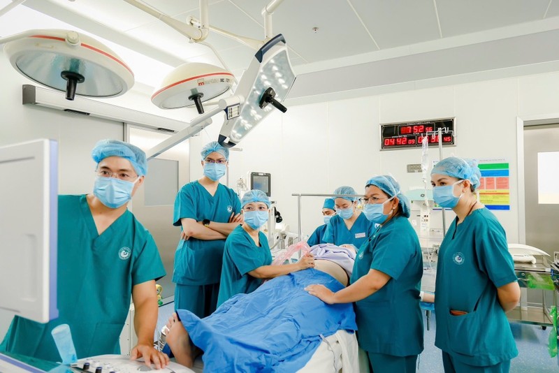 Các bác sĩ Bệnh viện Từ Dũ và Nhi Đồng 1 phối hợp can thiệp ca dị tật tim bào thai cho sản phụ người Singapore Can thiep.jpg