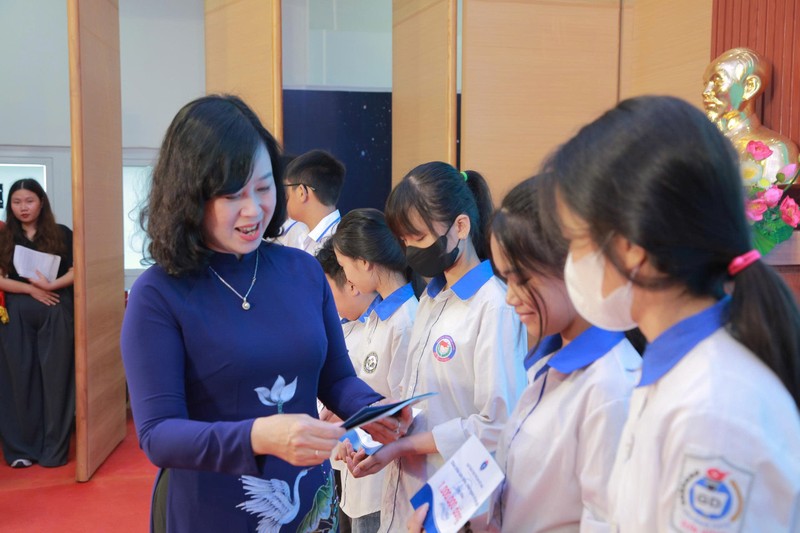 Bộ trưởng Đào Hồng Lan tặng quà các cháu nhỏ IMG_6500.jpeg
