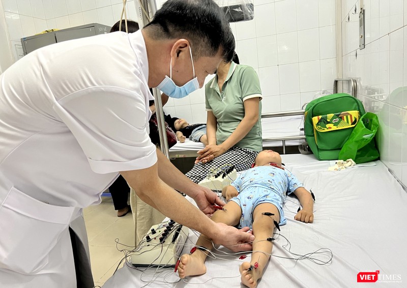 BSCKI Nguyễn Thế Dũng, Giám đốc Trung tâm điều trị và chăm sóc trẻ Tự kỷ - Bại não, bên bệnh nhi bại não đang được châm cứu. VT_BS Dũng.JPG