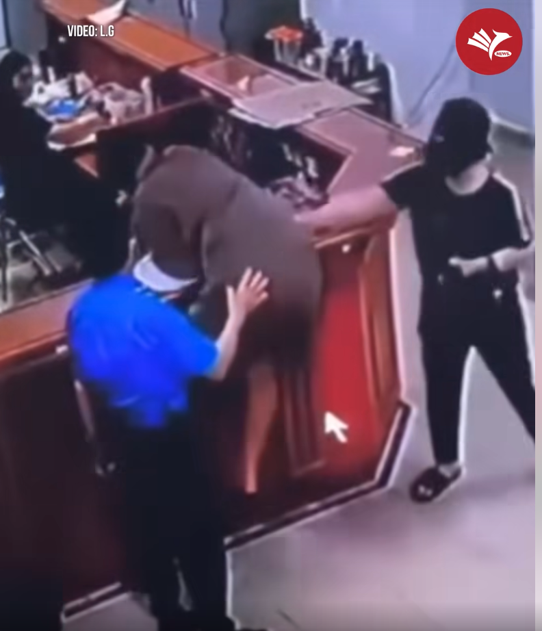 Clip ghi lại hình ảnh người đàn ông chồm qua bàn đánh nhân viên y tế 1.png