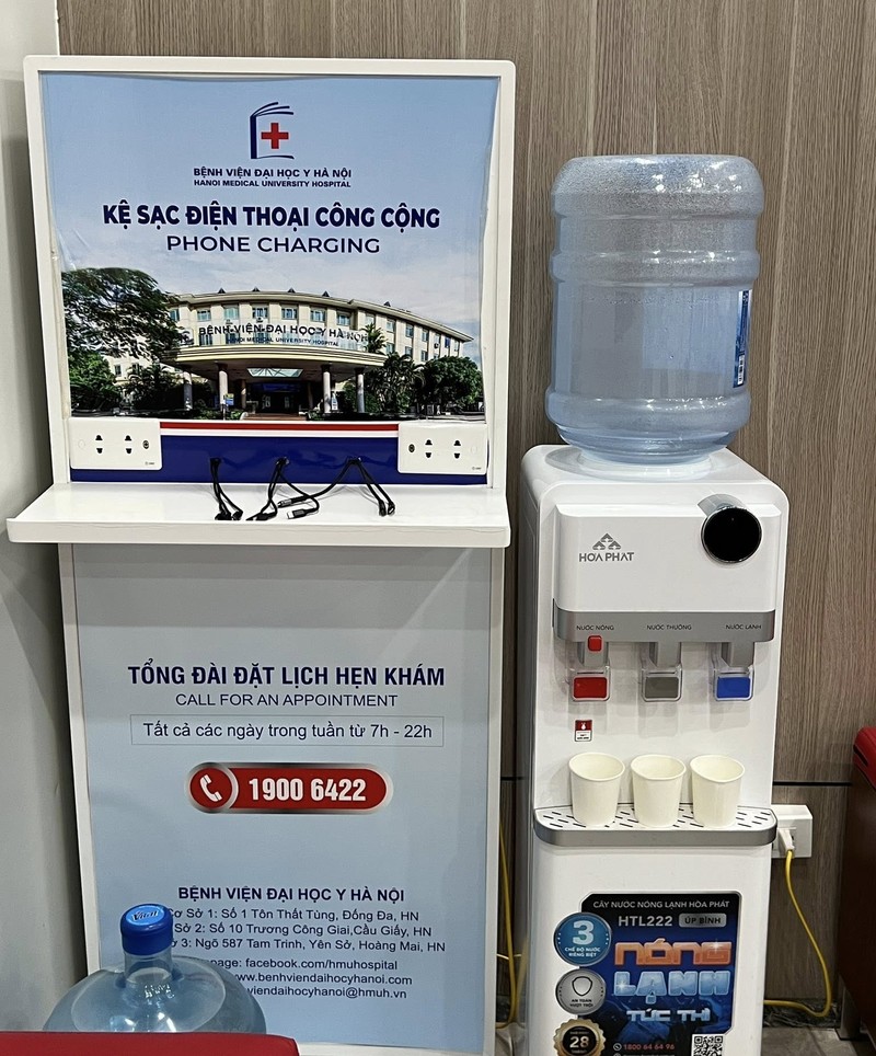 Cung cấp nước uống miễn phí và cổng sạc điện thoại cho bệnh nhân ở Bệnh viện Đại học Y Hà Nội 492732435_24307212645534929_9069584948170131320_n.jpg