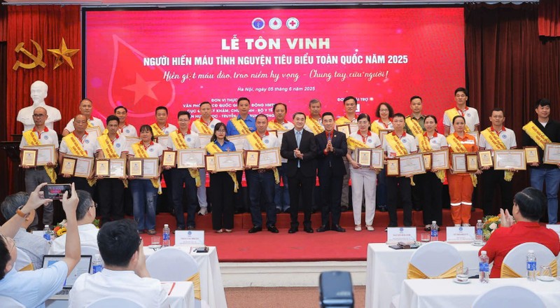Các đại biểu xuất sắc trong phong trào HMTN năm 2025. Ảnh: Minh Quyết 1.jpg