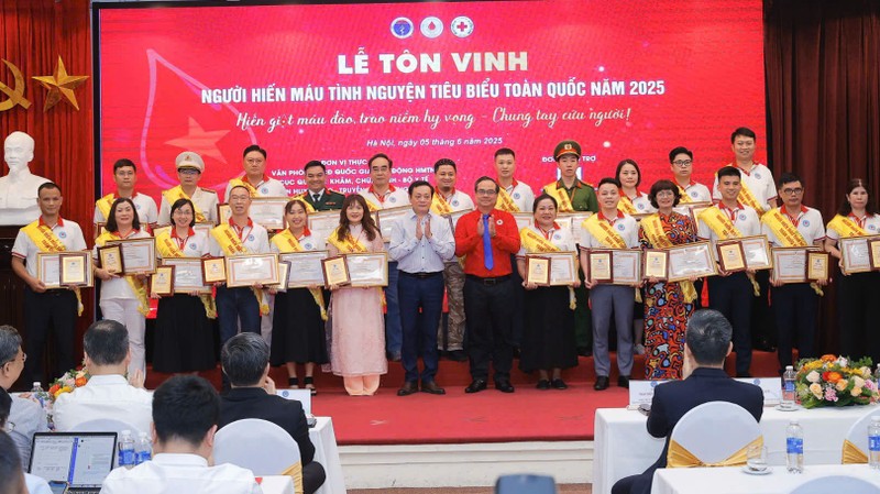 Những tấm gương tiêu biểu về HMTN. Ảnh: Minh Quyết 2.jpg