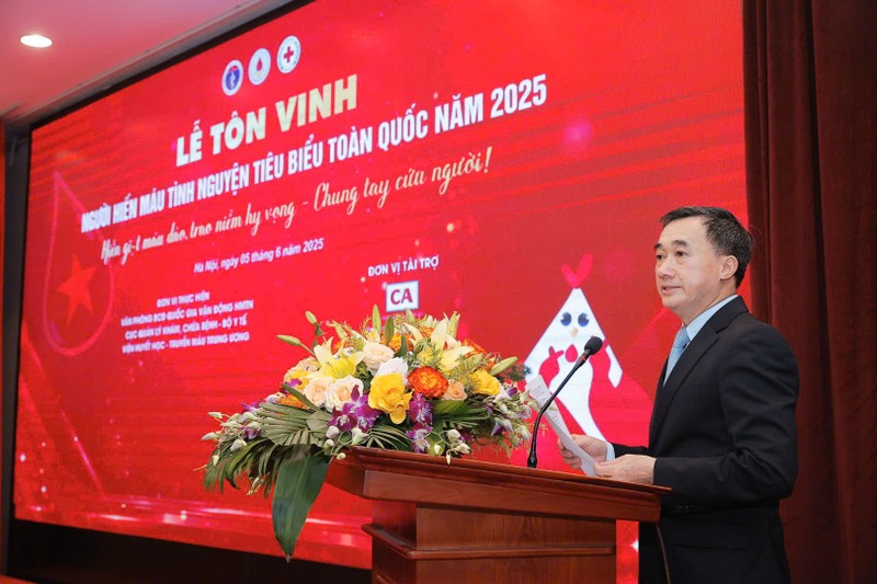 Thứ trưởng Bộ Y tế Trần Văn Thuấn: Mỗi giọt máu cho đi là một cơ hội sống. Ảnh: Minh Quyết TT Thuấn.jpg