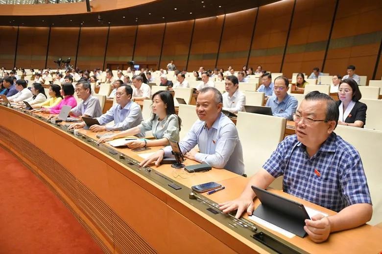 Các đại biểu bấm nút biểu quyết thông qua Dự thảo Luật Thuế tiêu thụ đặc biệt (sửa đổi). Ảnh: Quochoi.vn IMG_7328.WEBP