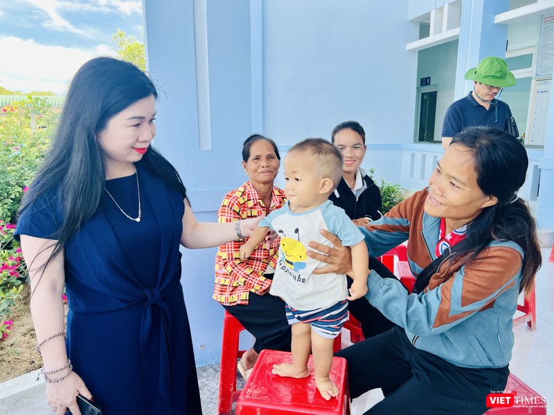 Nhờ y tế cơ sở phát triển, cháu bé người dân tộc thiểu số bị liệt đã được phát hiện và cứu chữa kịp thời. VT_ em bé bị liệt.jpg