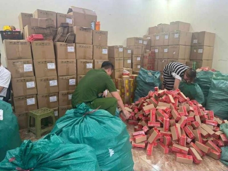 Cơ quan chức năng kiểm tra kho hàng của Công ty TNHH Hải Bé. Ảnh: Công an Ninh Bình 1a.jpg