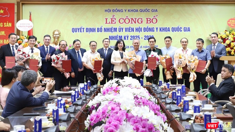 Bộ trưởng Đào Hồng Lan trao quyết định bổ nhiệm cho các Uỷ viên Hội đồng Y khoa Quốc gia. VT_q.jpg