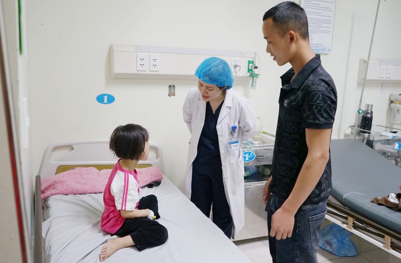 Cháu bé 5 tuổi hóc cúc áo đã được can thiệp kịp thời DSC09585.JPG