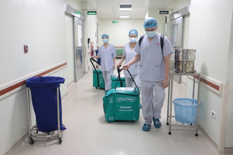 Ngay trong đêm, từ Bệnh viện E, các tạng hiến được chuyển tới các bệnh viện ghép 1.jpg
