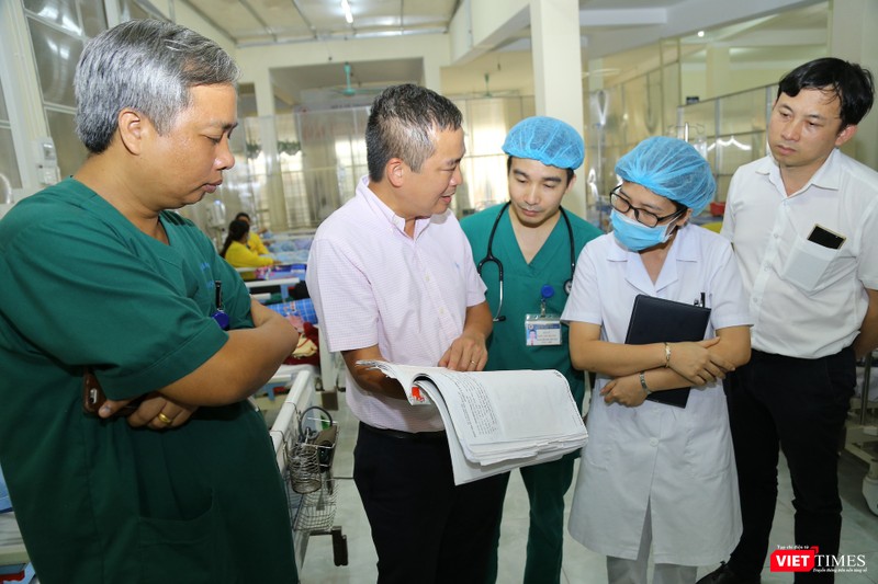 PGS.TS Nguyễn Lân Hiếu (thứ 2, trái sang) trao đổi chuyên môn với các đồng nghiệp. VT_ GGS Hiêu trao đổi .JPG
