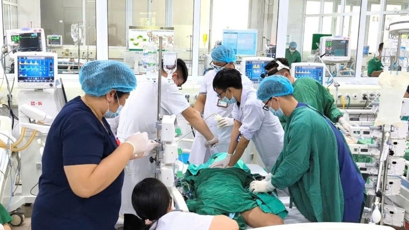 Bệnh nhân nguy kịch được các bác sĩ cấp cứu sáng 9/7 1.jpg