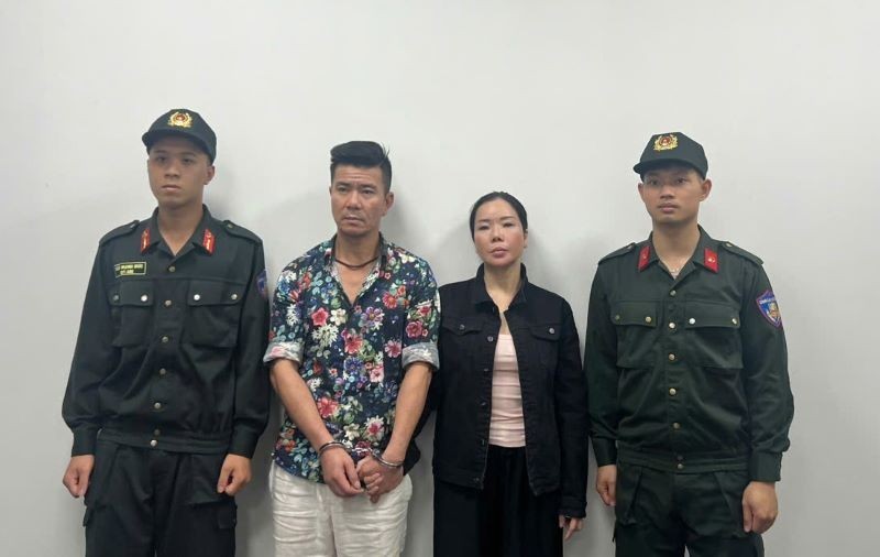Hai đối tượng (ở giữa) bắt tay với các cán bộ pháp y tâm thần để vi phạm pháp luật. gen-h-1.jpg