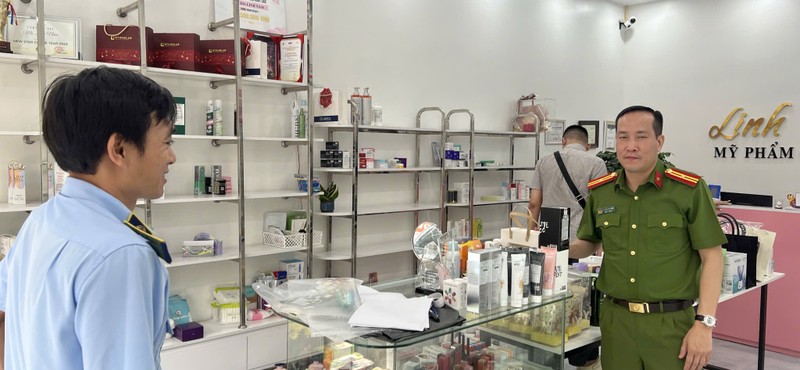 Lực lượng chức năng phát hiện nhiều mỹ phẩm vi phạm trên địa bàn Hà Nội. Ảnh: QLTT IMG_8725.jpeg