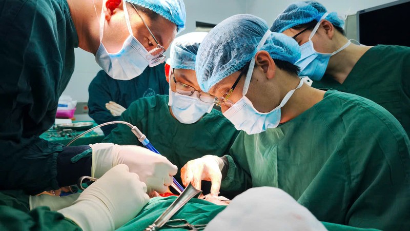 Ca phẫu thuật cắt lọc toàn bộ mô hoại tử ở da đầu của bệnh nhân zona biến chứng z6805781024992_3ff62479e89ed2f3659648033408fe80.jpg