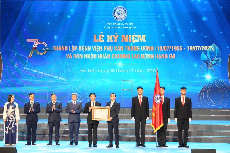 BV Phụ sản Trung ương vinh dự được nhận Huân chương Lao động hạng Ba đúng dịp kỷ niệm 70 năm. 1b.jpg