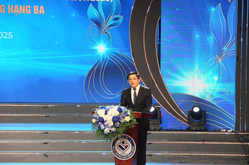 GS.TS.TTND Nguyễn Duy Ánh báo cáo những dấu ấn của BV trong 7 thập kỷ. Ánh 1.jpg
