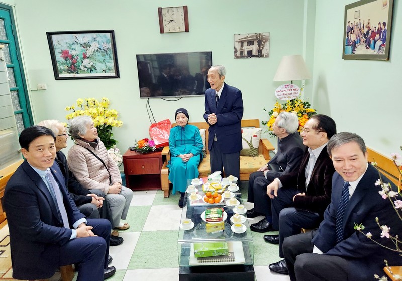 Các thế hệ học trò là giảng viên Trường ĐHYHN thăm GS Nguyễn Bửu Triều. Ảnh Hoài Bắc. DHY.jpg