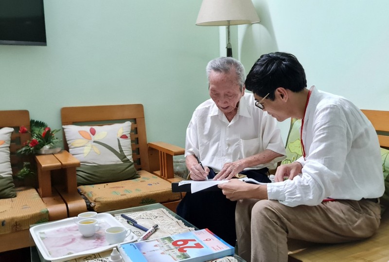Dẫu đã nghỉ hưu, GS Triều vẫn tiếp tục truyền kinh nghiệm cho thế hệ sau. Hoài Bac.jpg