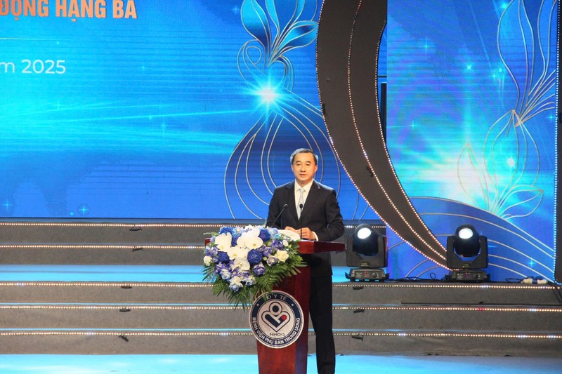 Thứ trưởng Bộ Y tế Trần Văn Thuấn biểu dương những đóng góp to lớn của BV Phụ sản Trung ương. Thuân 1.jpg