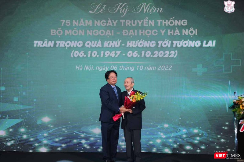 GS Trần Bình Giang tặng hoa tri ân GS Nguyễn Bửu Triều nhân 70 năm bộ môn Ngoại Trường ĐHYHN. Ảnh Thanh Hằng. VT_GS Giang tang GS Buu Trieu.jpeg