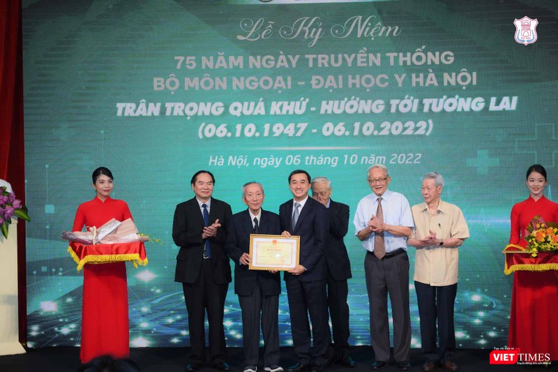 Tại lễ kỷ niệm 75 năm ngành Ngoại khoa, Thứ trưởng Bộ Y tế Trần Văn Thuấn trao Bằng khen của Bộ GD-ĐT cho GS. Nguyễn Bửu Triều và nói: "Chúng em xin bày tỏ sự ngưỡng vọng tới thầy”. Ảnh: Thanh Hằng. VT_GS Trieu nhan BK.jpeg